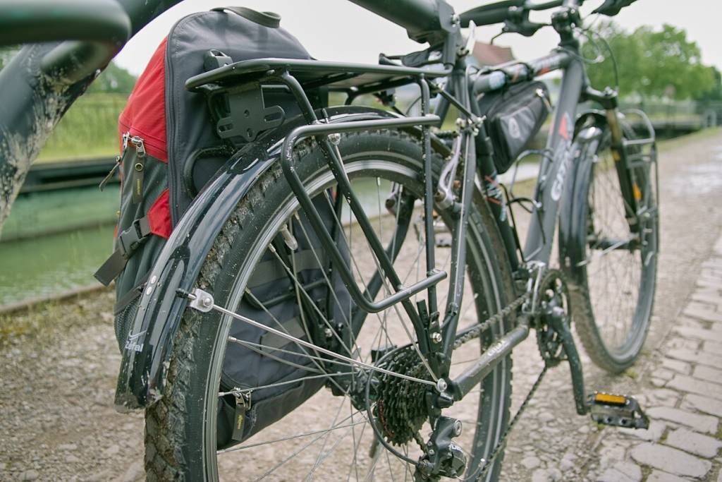 Un garde-boue porte-bagages pour vélo